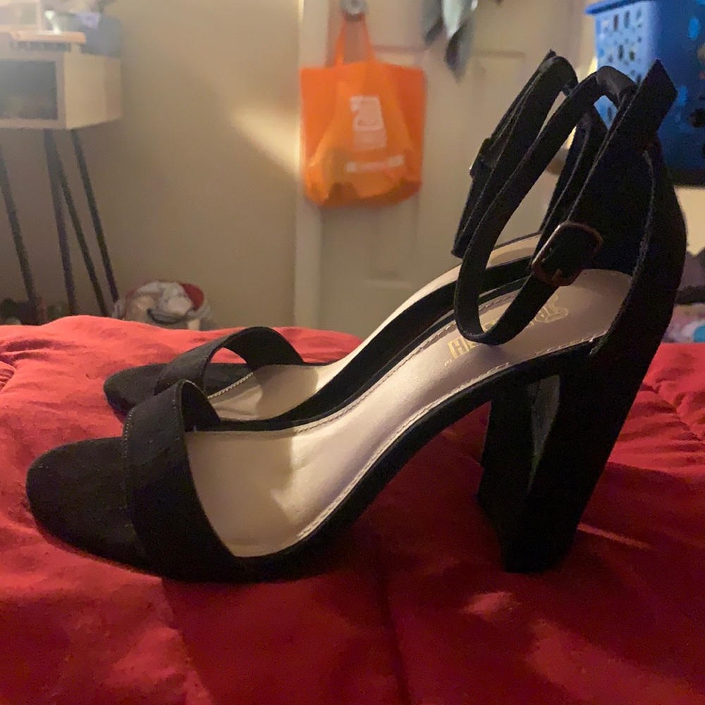 Selling black heels worn once